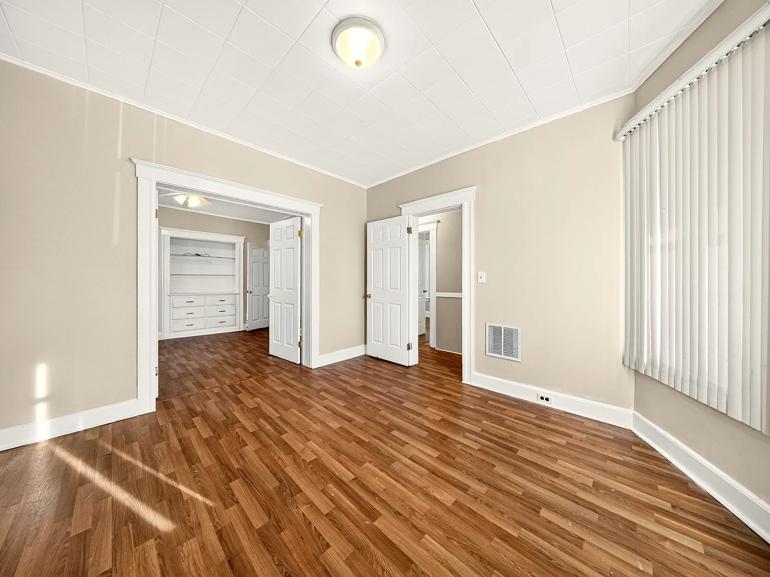 3 bed, 2304 sqft, $2,300 — Photo 3