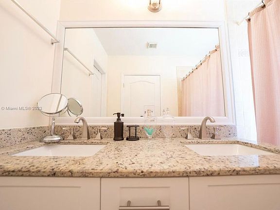 4th image of 27861 SW 140th Ave #1