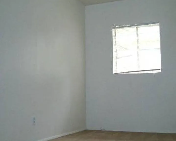 524 W Howe St — Photo 5