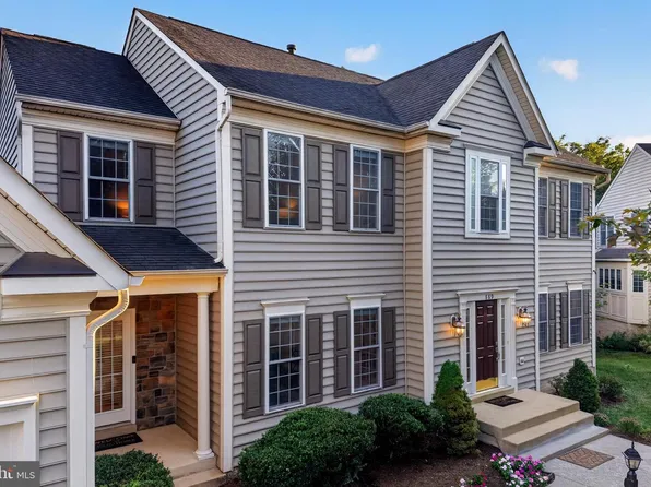 889 Ballou St, Herndon, VA 20170