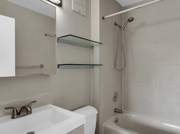 25-40 Shore Boulevard image 10 of 25