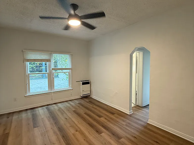 1552 N Commonwealth Ave #4 — Photo 2