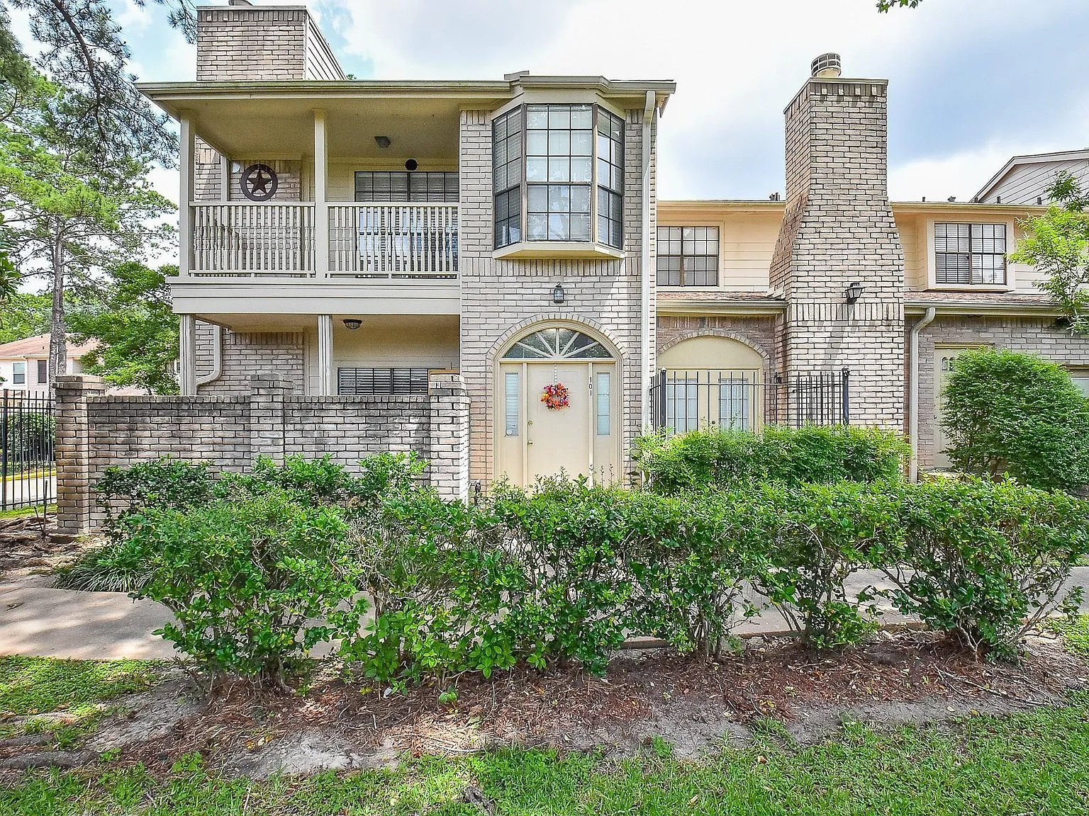 3 bed, 2.5 bath, 1718 sqft, $2,180 — Photo 1