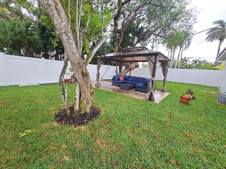 1060 Tyler St — Photo 38