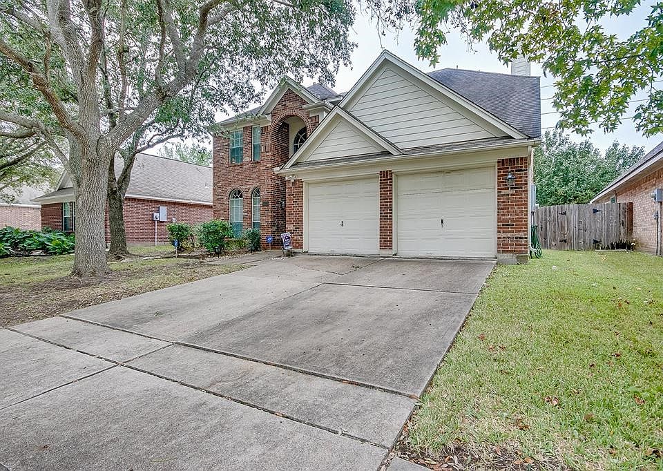 Lovely front view of this two story home offering 3 bedrooms 2 1/2 baths and a study.