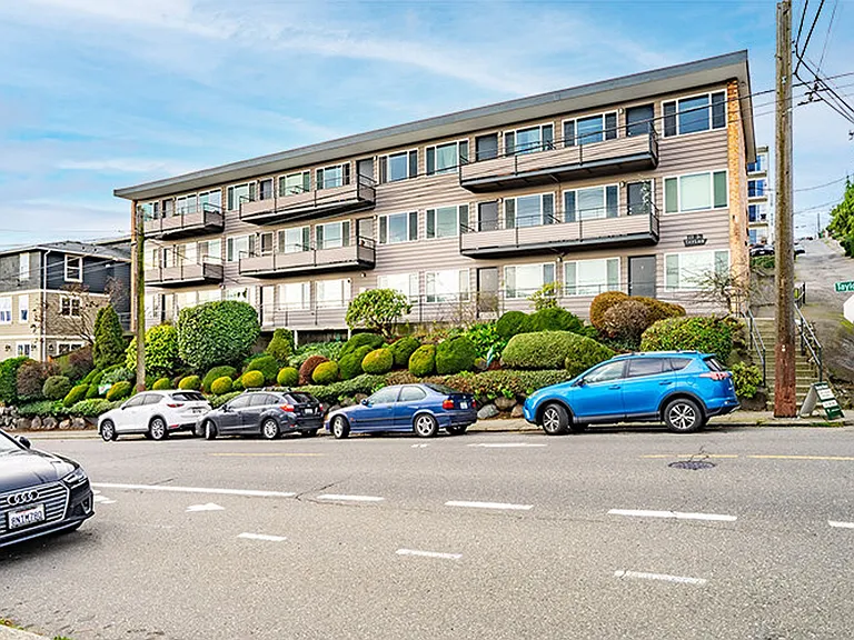 Dolores Manor Apartments — Photo 3