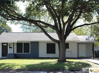 2601 E Mistletoe Ave, Victoria, TX 77901