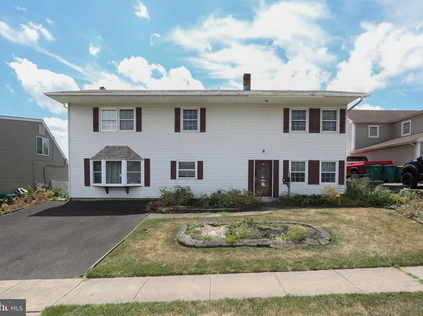 11 Aster Ln, Levittown, PA 19055