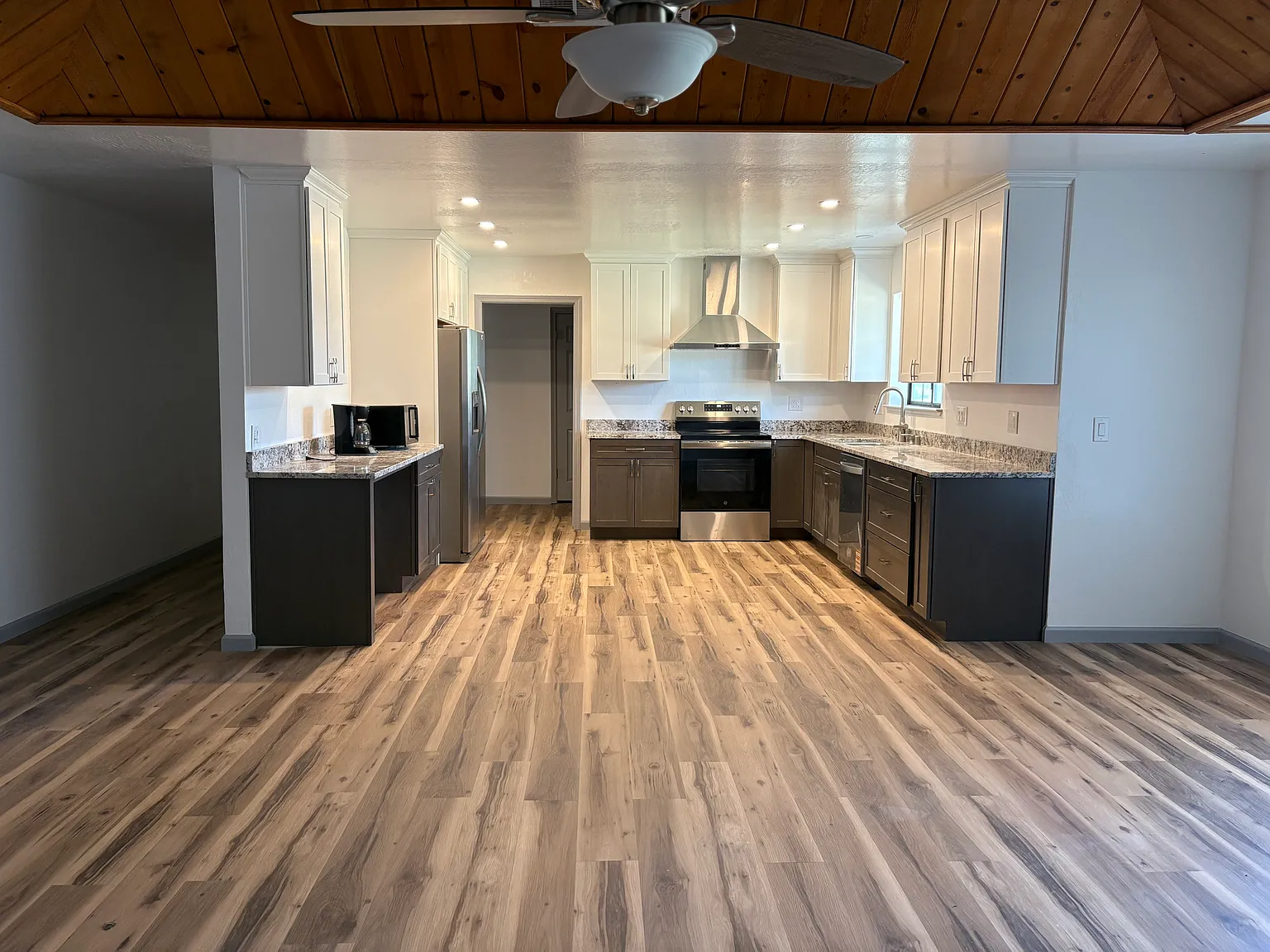 3 bed, 2.5 bath, 2489 sqft, $1,000 — Photo 2