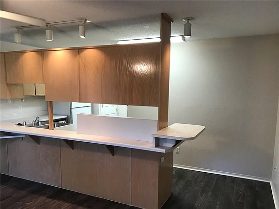 3rd image of 624 N Oakland Ave #2