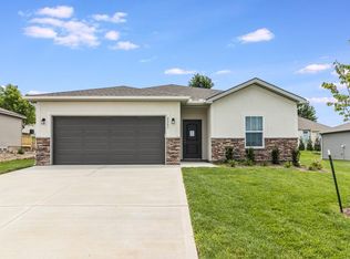 2203 Crestview Ct, Raymore, MO 64083