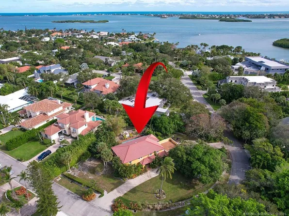 37 E High Point Rd, Sewalls Point, FL 34996