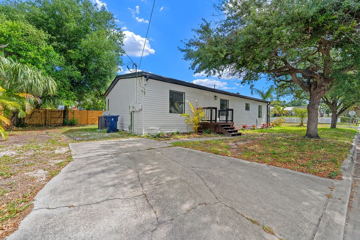 Property Photo - 6402 N Highland Ave