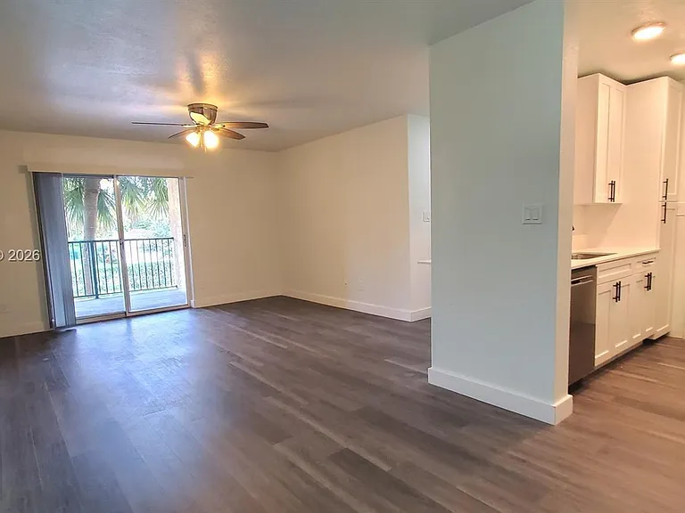 927 Riverside Dr #324 — Photo 6