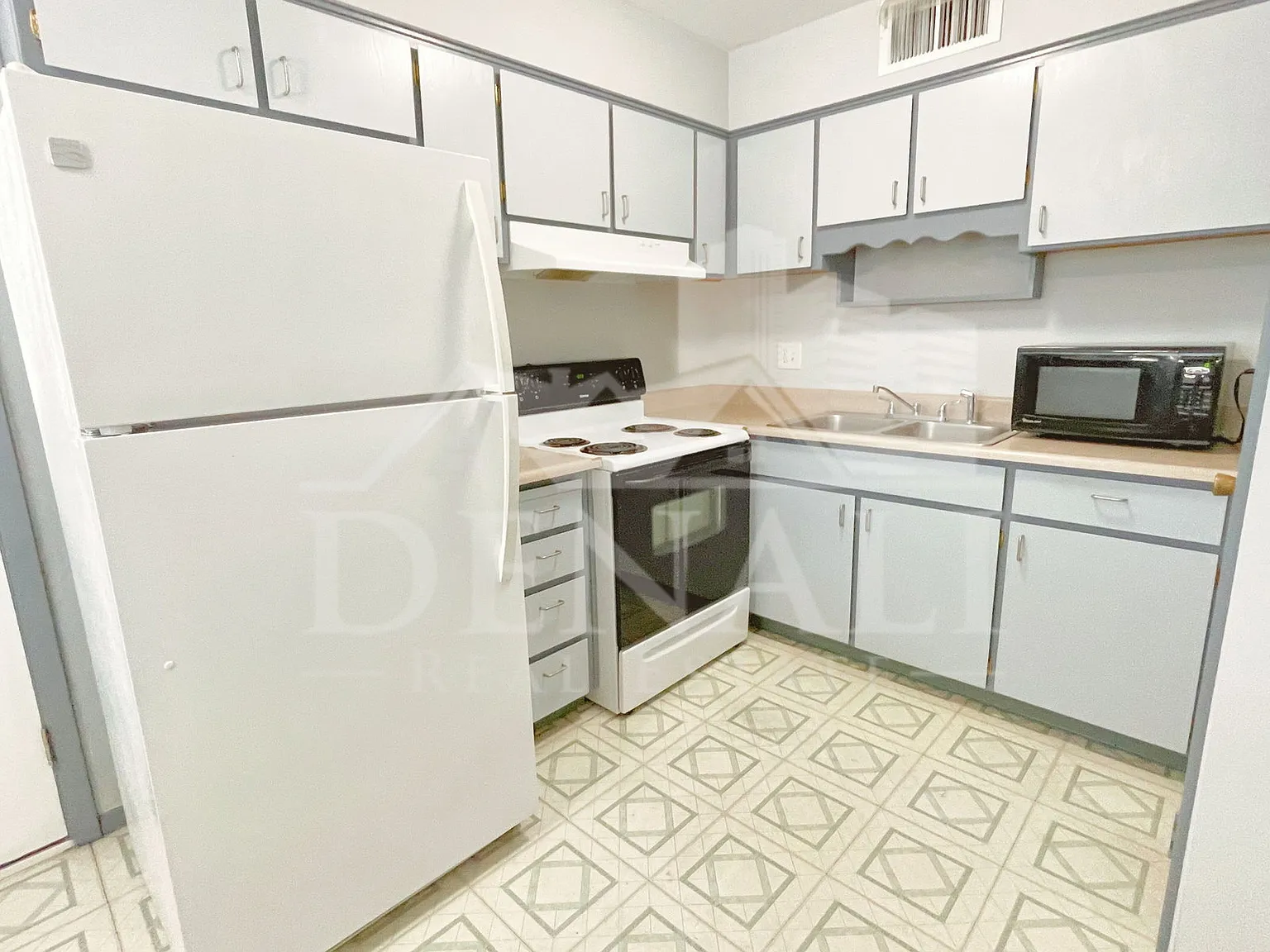 3 bed, 2.0 bath, 1110 sqft, $1,600 — Photo 4