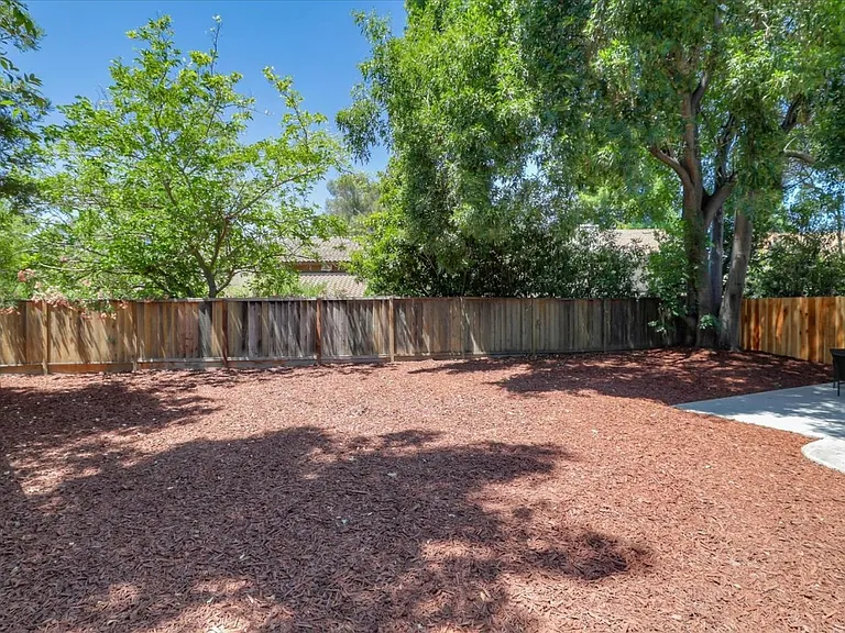 139 Brenton Ct — Photo 18