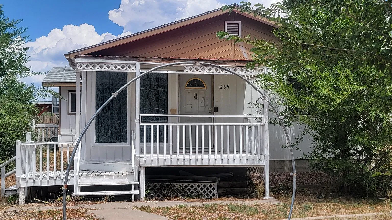 3 bedroom 2 bath home in Penrose — Photo 1