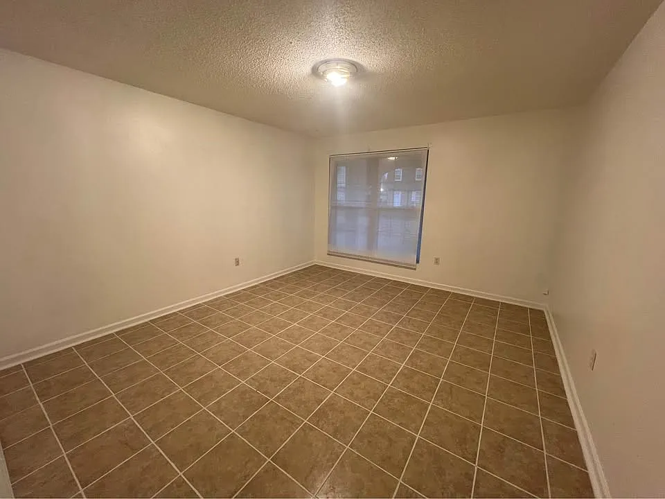 2 bed, 1000 sqft, $1,299 — Photo 3