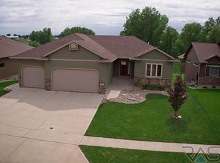 201 S Golden Willow Ave, Sioux Falls, SD 57110