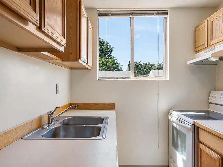 Dolphin Apartments: Leasing Specials! Great location in Kennewick — Photo 15