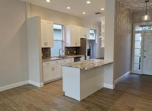 4th image of 2047 SW Mayflower Dr