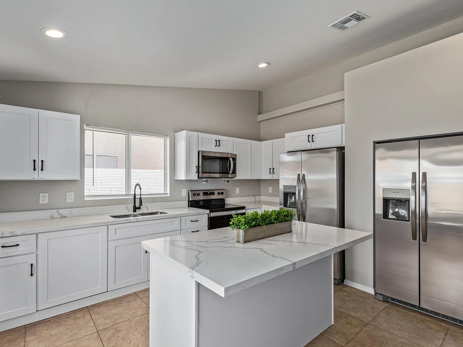 4 bed, 2.0 bath, 1679 sqft, $858 — Photo 4