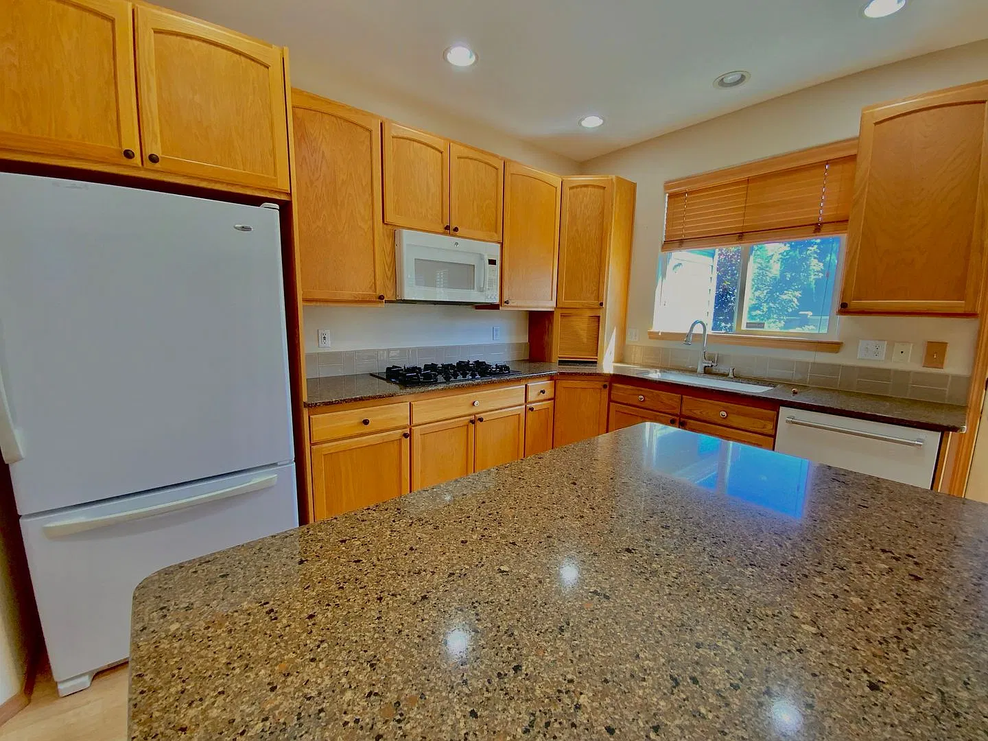 Stunning 4bd/3bth Property In Everett — Photo 3