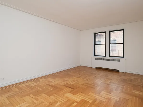 2685 Creston Avenue image 3 of 9