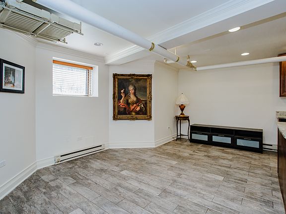 5th image of 622 W Briar Pl #G