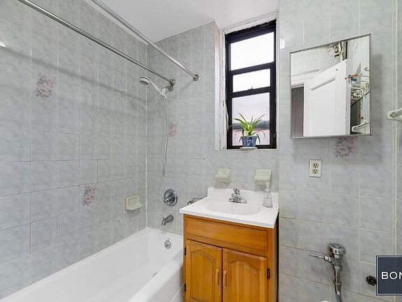 4th image of 828 Gerard Ave APT 5E