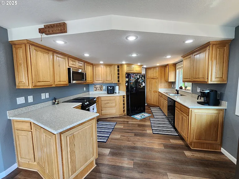 2453 Stephanie Ln — Photo 2