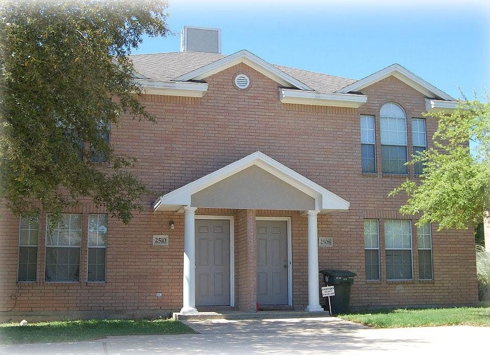 1st image of 2525 Ashford Dr