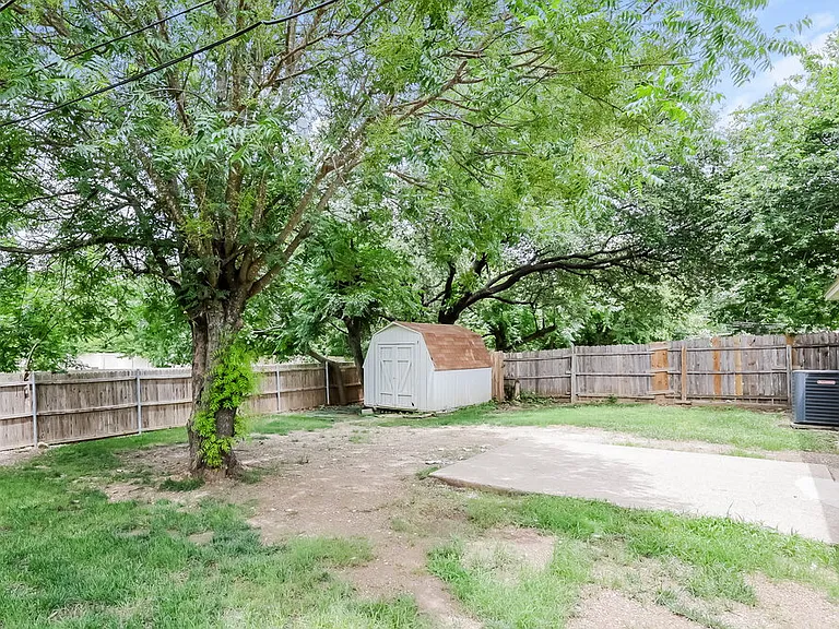 922 Elliott Dr — Photo 16