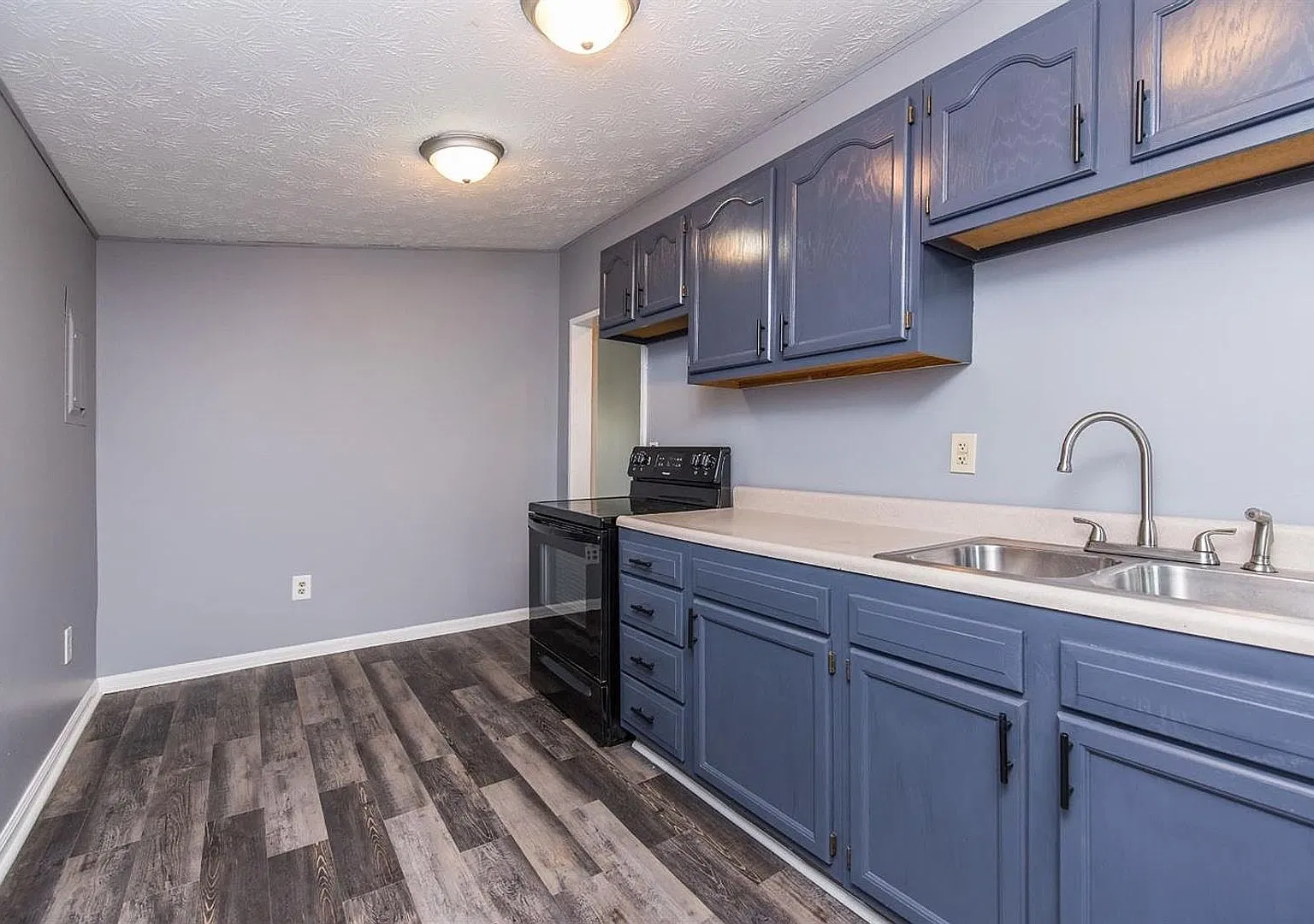 Bright & Spacious 3-Bedroom Home Pet-Friendly with Private Yard — Photo 2