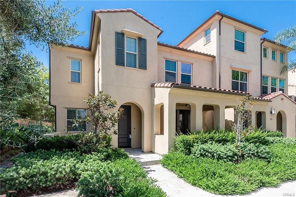 3 bed, 2.5 bath, 1810 sqft, $4,900 — Photo 2