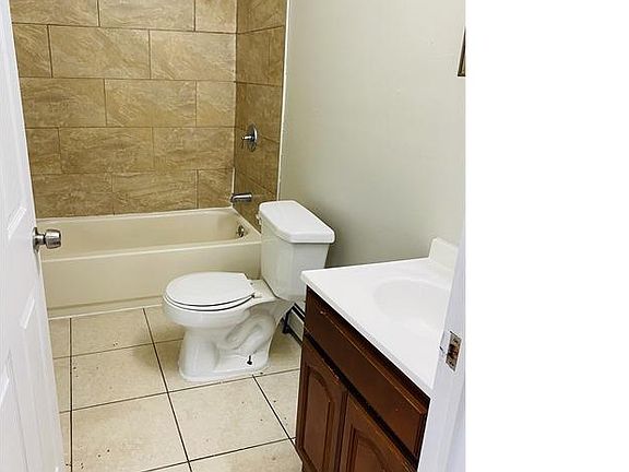 5th image of 465 S 14th St Room 1