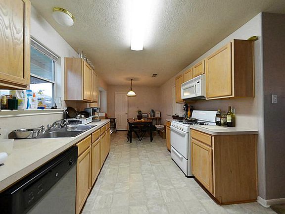 Kitchen & breakfast area