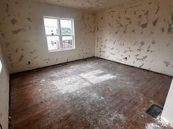 2nd image of 307 E Walnut St