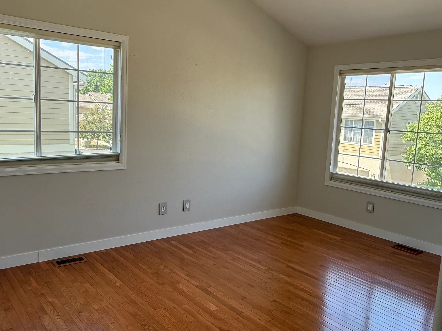 3 bed, 1334 sqft, $2,400 — Photo 2