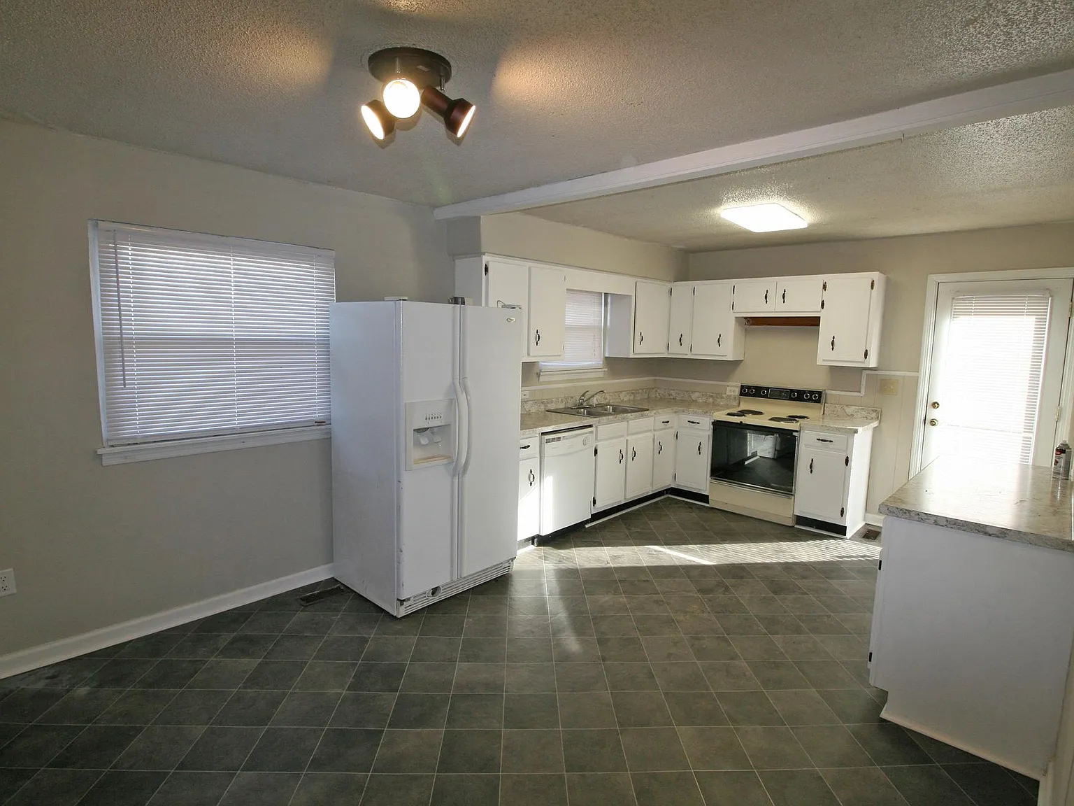 60 Hilltop Dr — Photo 2