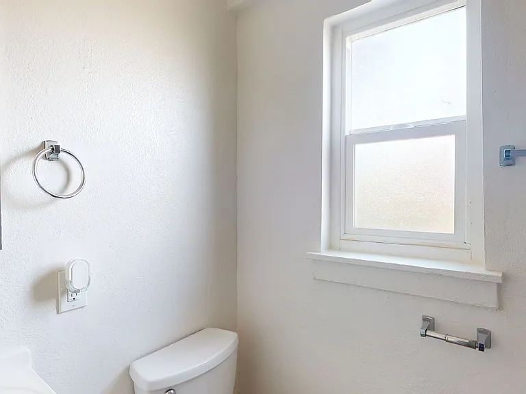 6625 Bancroft Ave — Photo 8