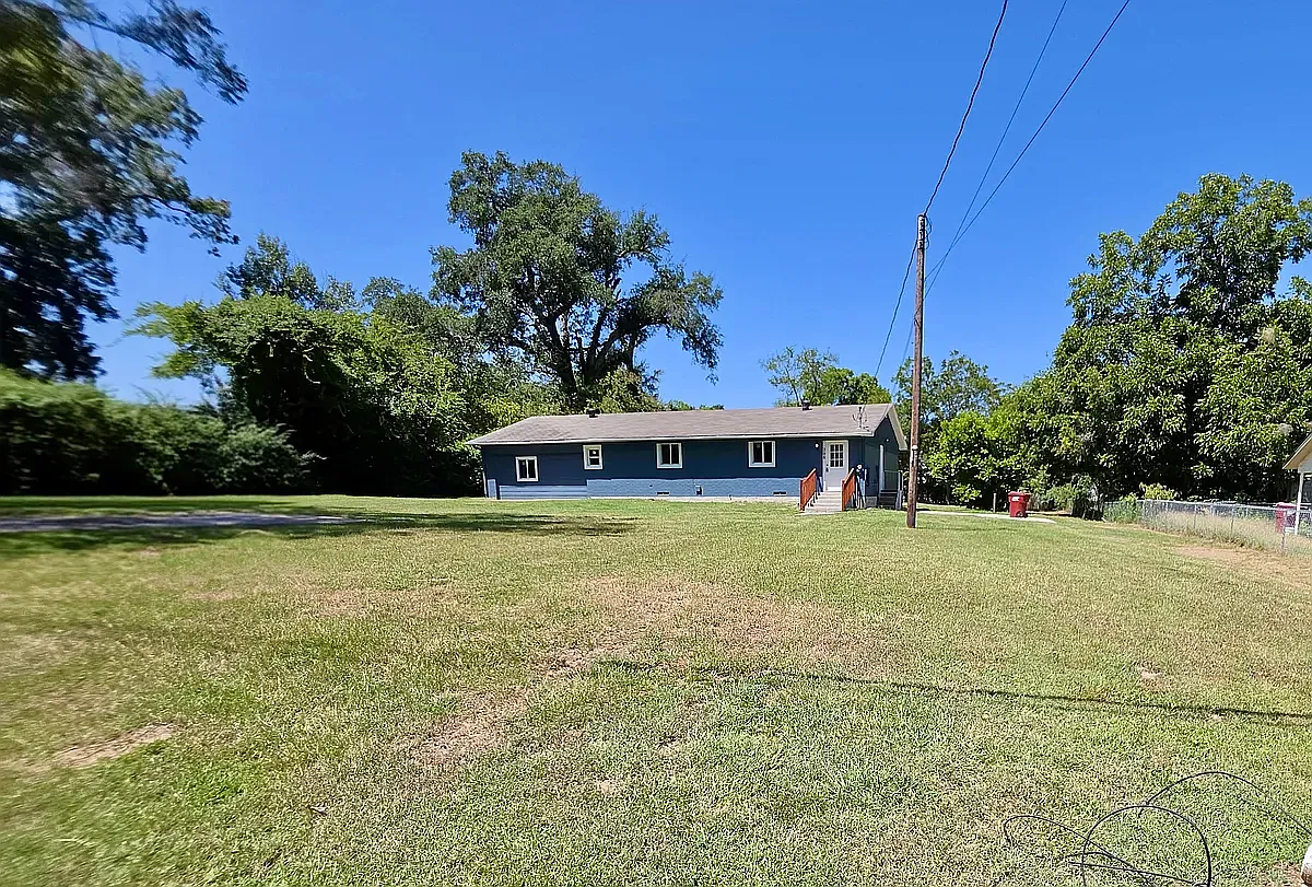 3 bed, 1920 sqft, $1,600 — Photo 1