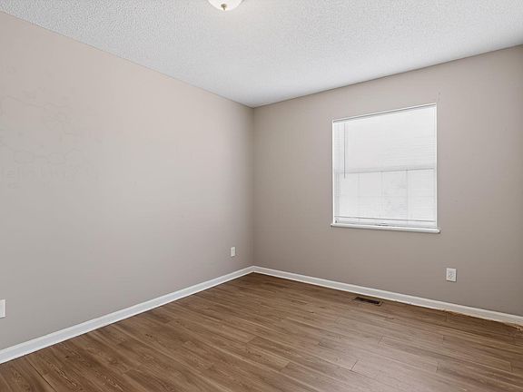 5th image of 215 Berry Ridge Cir