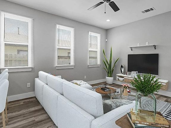 3rd image of 1104 W Elm St