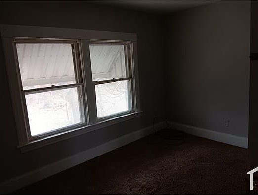 5th image of 222 Royal Ave