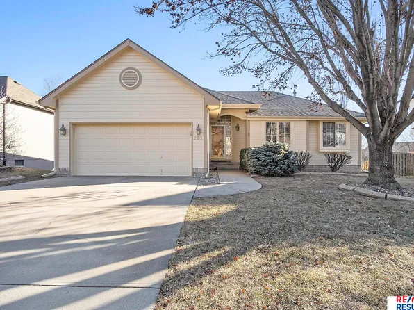 301 Castle Pine Dr, Papillion, NE 68133