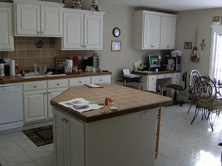 3 bed, 2208 sqft, $2,400 — Photo 3