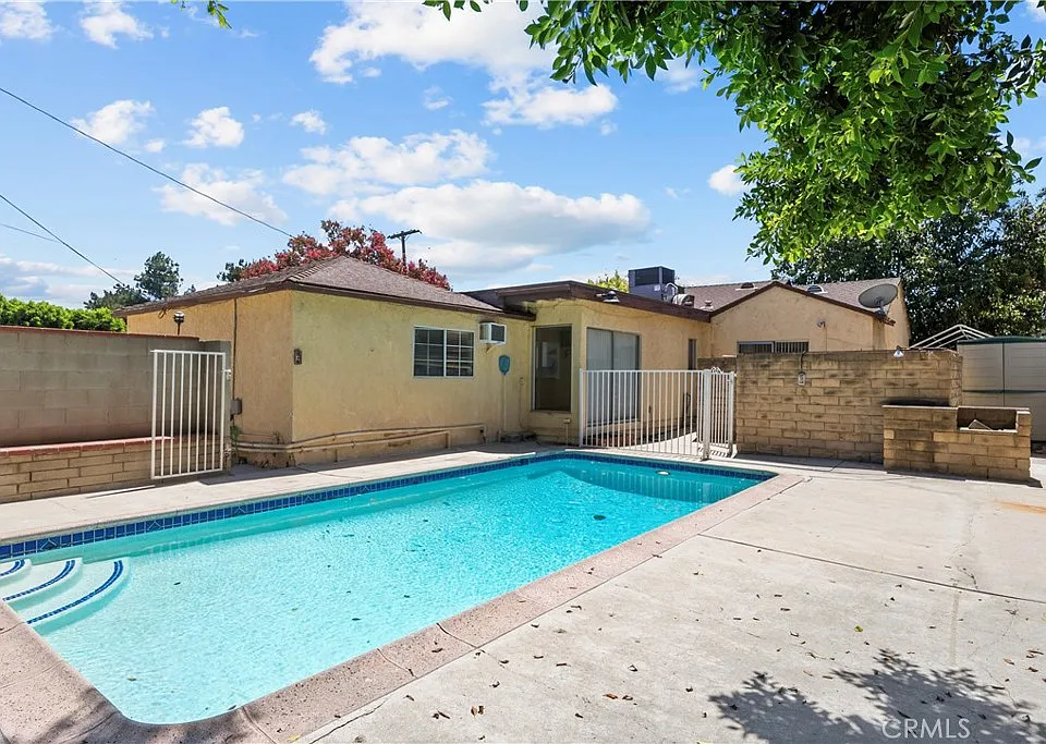 17501 Victory Blvd