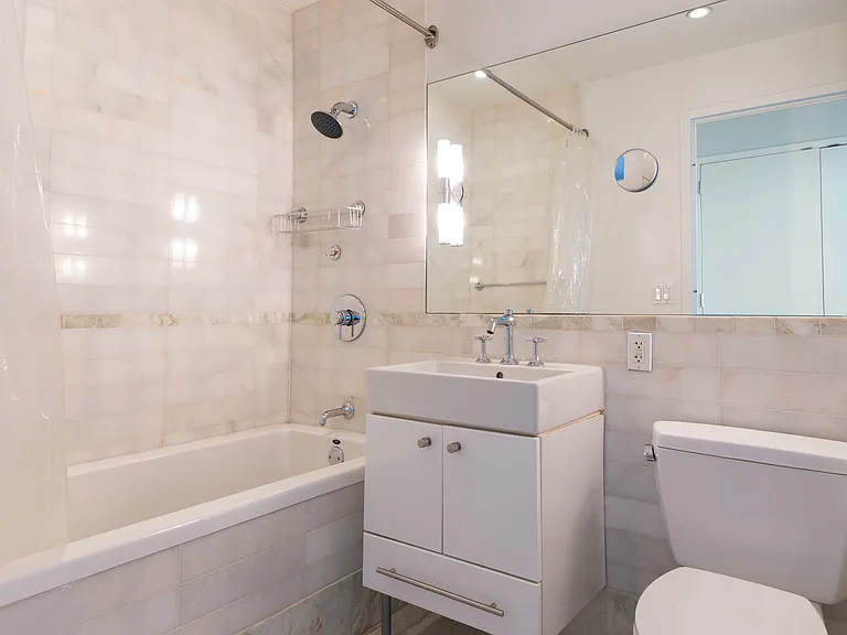 635 W 42nd St #14D — Photo 3