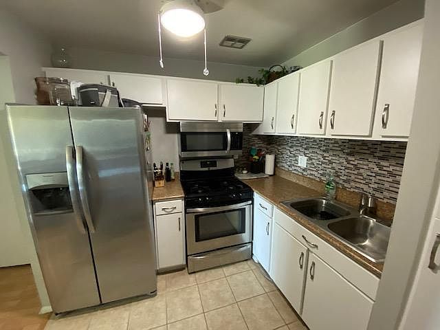 1st image of 16W486 Lake Dr APT 203